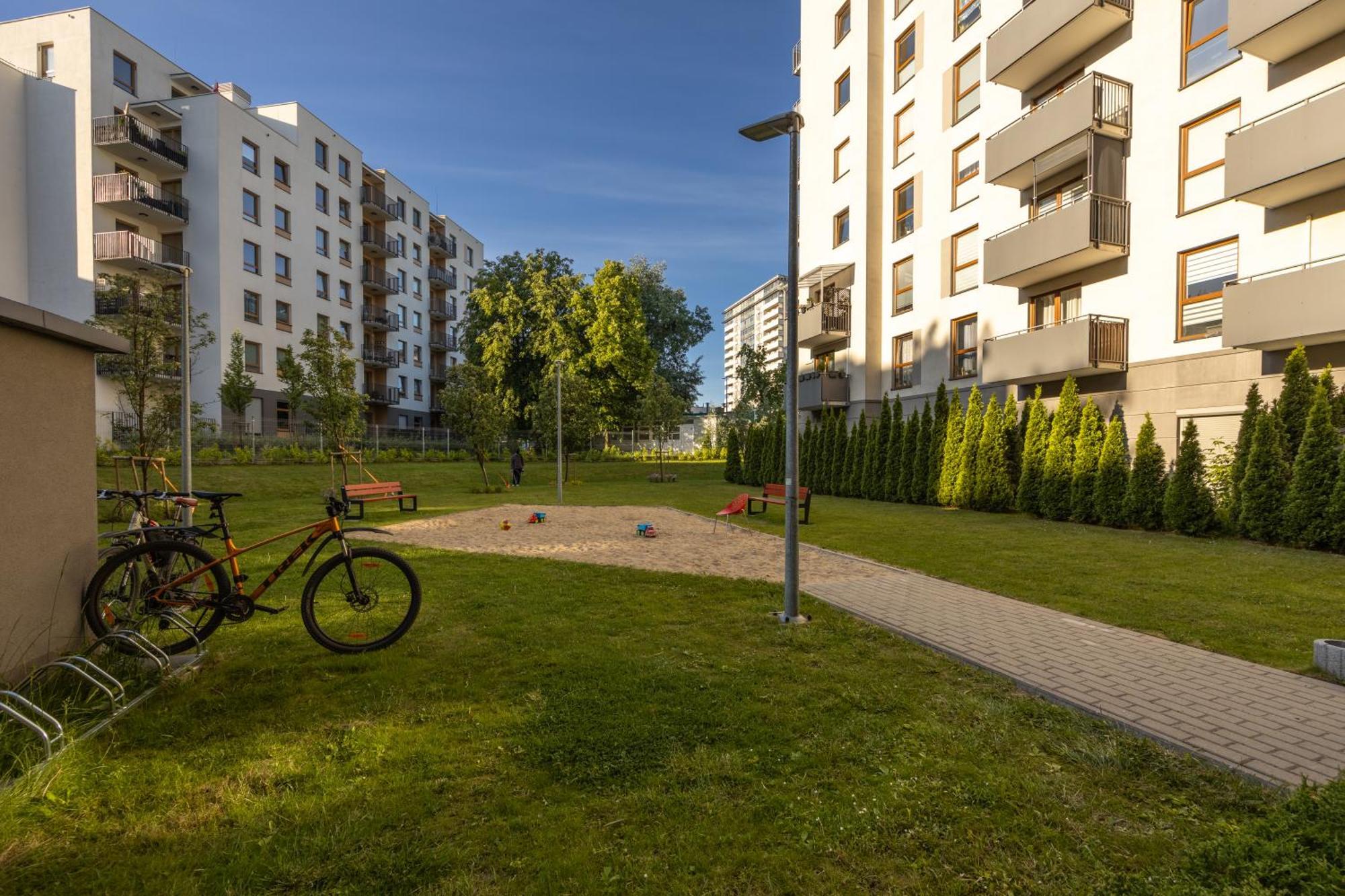 Wola - Parking, Balcony, Workdesk - By Rentujemy Apartament